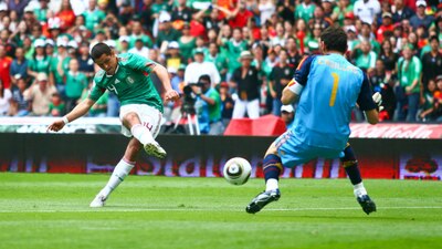 El delantero mexicano anotó el gol de la victoria en un amistoso de México contra España, en agosto de 2010