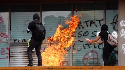 Un grupo de encapuchados prendió fuego en las inmediaciones de Rectoría, en Ciudad Universitaria