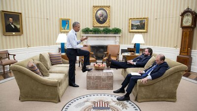 Barack Obama trabaja, duerme, come y se divierte en el mismo lugar y estos videos son la prueba