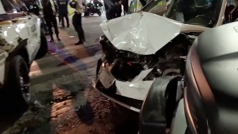 VIDEO: Mujer evade Alcoholímetro y choca contra 2 patrullas de la Policía de la CDMX