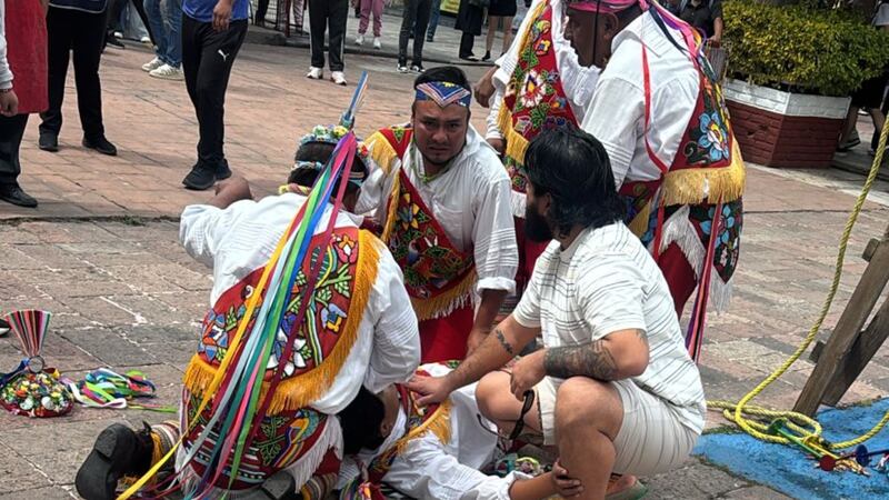 Volador de Papantla sufre accidente tras desprenderse la cuerda de la que se sujetaba