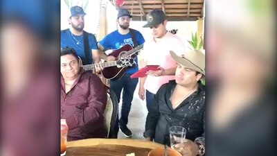 El cantante se echó unos "palomazos" pese a las acusaciones