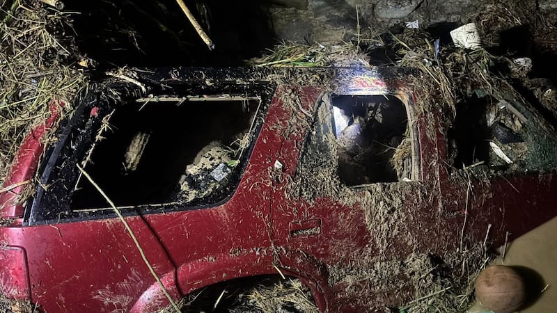 Hombre muere tras ser arrastrado en su auto por las intensas lluvias en Oaxaca