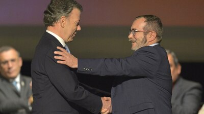 El presidente de Colombia, Juan Manuel Santos, y el líder de las FARC, "Timochenko" este jueves en Bogotá.