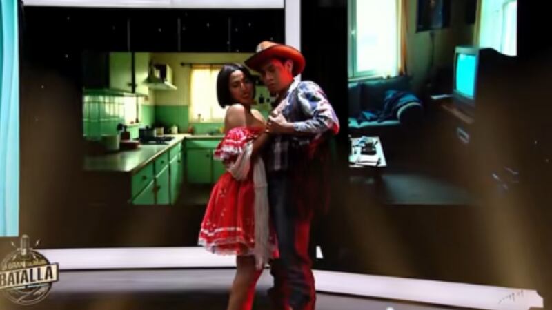 Hacen parodia de Nodal y Ángela Aguilar con canción de Cazzu... ¡En Bolivia!