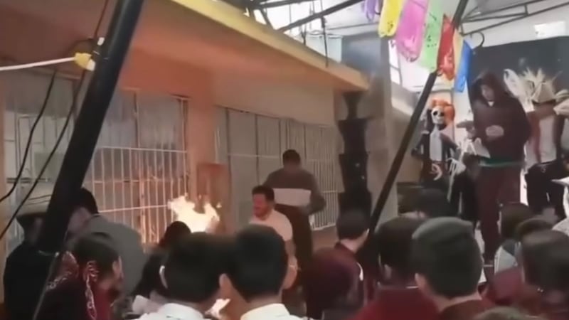 VIDEO: Alumna lucha por su vida tras incendiarse su disfraz de catrina en una secundaria de Hidalgo