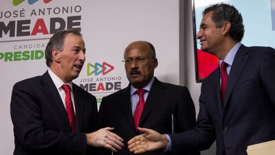 José Antonio Meade saluda a Enrique Ochoa, en frente de René Juárez, nuevo líder nacional priista
