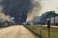 Captura de líder criminal desata violencia en Tabasco; incendian vehículos