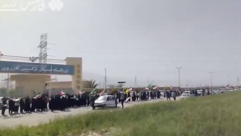 VIDEO: Cadenas humanas protegen centrales nucleares y puentes en Irán ante amenazas de Trump