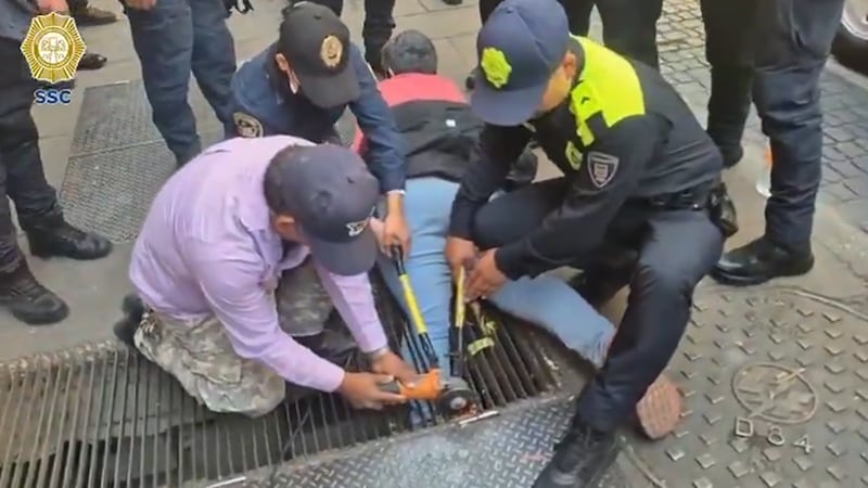 VIDEO: Mujer queda atrapada en rejilla metálica en el Centro Histórico; policías la auxilian