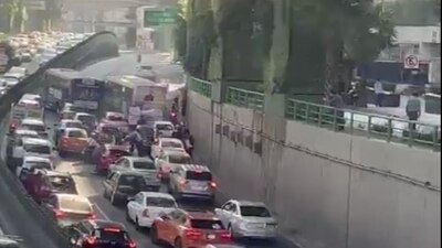 Si estás atrapado en el tráfico te sugerimos, como alternativa vial, los carriles centrales de Periférico Sur