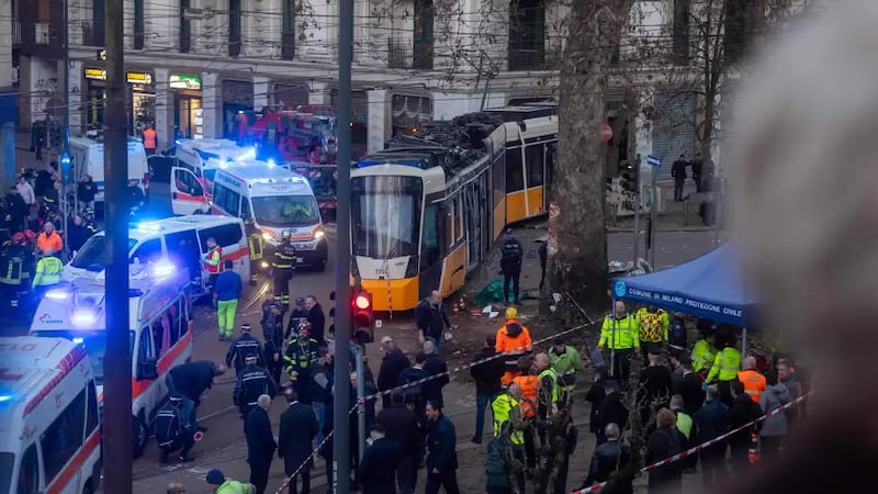 VIDEO: Tranvía descarrila y se estrella contra edificio en Milán; hay 2 muertos y más de 20 heridos