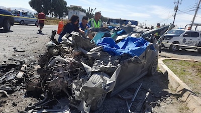 El automóvil quedó en ruinas tras el fuerte impacto en el accidente