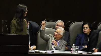 La diputada Lucía Riojas fue quien le dio tan peculiar regalo a la secretaria de Gobernación