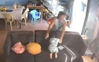 VIDEO: Abuelita protege a su nieto durante el terremoto de 7.8 en Filipinas