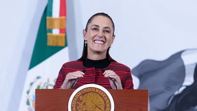 CIUDAD DE MÉXICO, 30MARZO2026.- Claudia Sheinbaum Pardo, Presidenta de México, dio a conocer los avances en materia cultural que ha tenido su gestión, cómo la renovación de los centros artísticos y de investigación de la Secretaria de Cultura y del INAH, además se señalo que la Colección Gelman no sale del país, y pertenece a coleccionistas mexicanos, por lo que en caso de salir del país solo es de manera temporal, esto al arranque de la Mañanera. FOTO: MOISÉS PABLO/CUARTOSCURO.COM