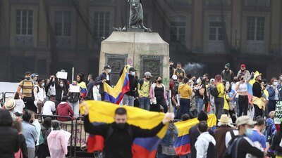 Han dejado una fuerte represión policiaca además de 19 muertos y más de 800 heridos