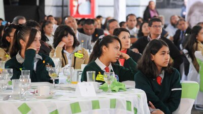 Las niñas mexicanas suelen trabajar y obtener mejores resultados escolares en equipo