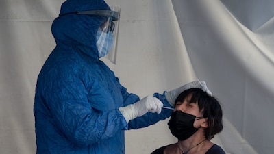 Una vacuna también puede causar un resultado positivo en algunas pruebas, pero no para todas