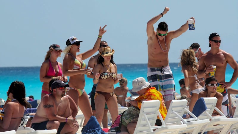 Spring Break: EU lanza alerta para turistas... les advierte de crimen y secuestros en México