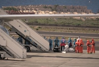 Trasladan a hospital militar a pasajeros evacuados de crucero infectado de hantavirus