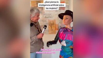 La senadora Olga Sánchez Cordero entrevistó una humanoide