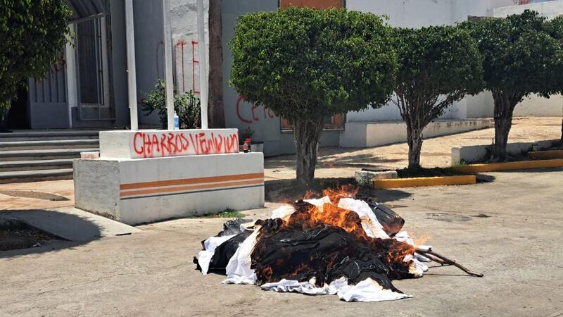 Integrantes de la CETEG causan destrozos en las oficinas del SNTE sección 14