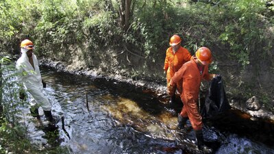 Trabajadores de Pemex atienden una toma clandestina en Cadereyta, Nuevo León