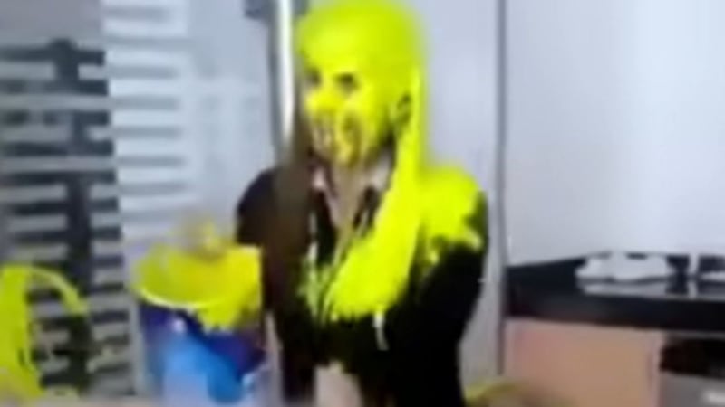 VIDEO: Mujer toma venganza y le arroja pintura fresca a la amante de su esposo