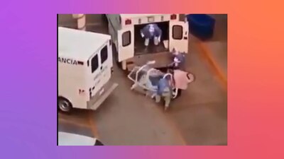 Un paciente fue trasladado a una unidad médico y fue tirado al suelo por los camilleros