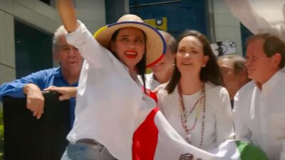 La política se acercó a Machado para saludarla en la movilización