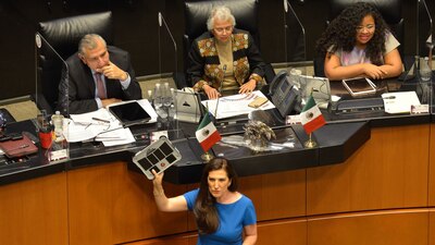 Kenia López Rabadán, del PAN, obsequió un detector de mentiras a Adán Augusto López, secretario de Gobernación.