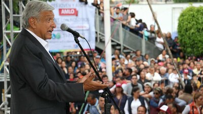 AMLO publicó documentos donde "comprueba" que los departamentos ya no son suyos