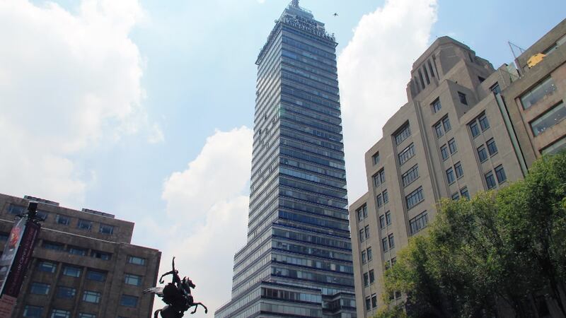 Rescatan a 12 personas que quedaron atrapadas en elevador de la Torre Latinoamericana, en CDMX