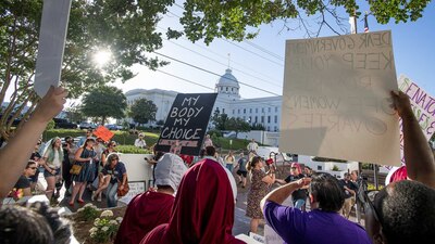 Mujeres protestan ante la decisión del Senado de Alabama de criminalizar el aborto