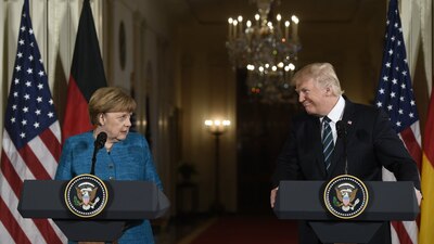 El presidente de EU evitó estrechar la mano de la alemana