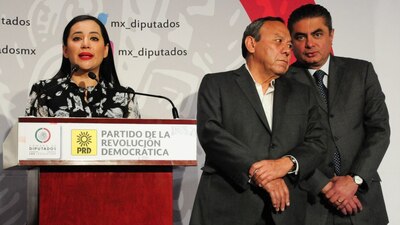 La alcaldesa de la Cuauhtémoc huyó de la prensa cuando le cuestionaron la lluvia de pelotas con dinero