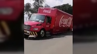 VIDEO: Cae camión de Coca-Cola dentro de un socavón afuera del Estadio Azteca