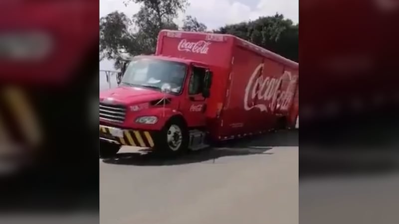 VIDEO: Cae camión de Coca-Cola dentro de un socavón afuera del Estadio Azteca