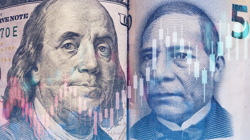 Peso retrocede frente al dólar por tensión en Medio Oriente y expectativa sobre la Fed