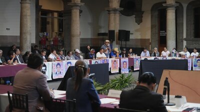 Sheinbaum se reunió este lunes con padres de los normalistas desaparecidos