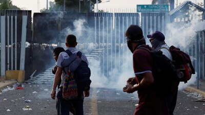 Un grupo de migrantes se enfrentó con policías en la frontera entre México y Guatemala