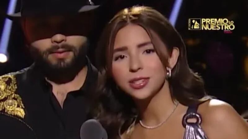 Critican a Ángela Aguilar tras dedicar su ‘Premio lo Nuestro’ a migrantes mexicanos