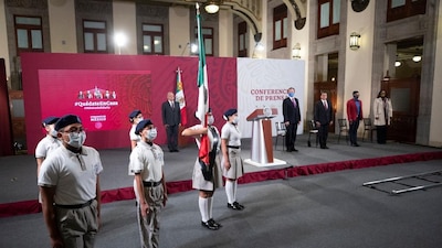 En la conferencia mañanera se realizaron honores a la Bandera para iniciar el ciclo escolar