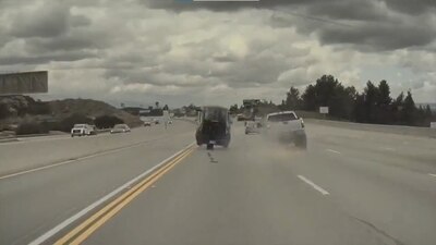 Causó que un auto saliera volando por culpa de una llanta