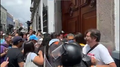 Desde la mañana colocaron a granaderos en las calles aledañas al recinto