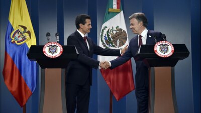 Enrique Peña Nieto (izq) y Juan Manuel Santos durante la conferencia de prensa