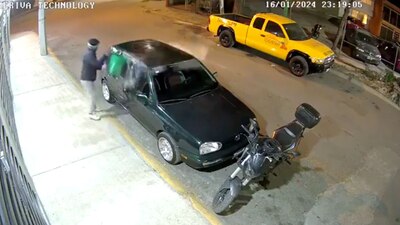 El presunto criminal arrojó el líquido inflamable con una cubeta