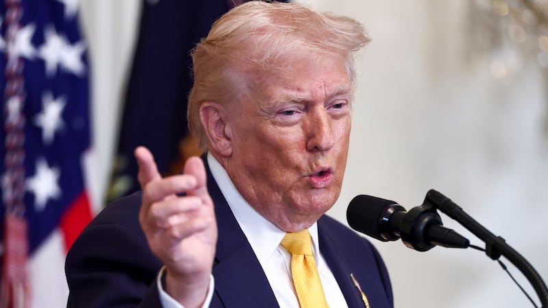 Trump anuncia arancel global del 10% en respuesta al fallo de la Corte Suprema de EU