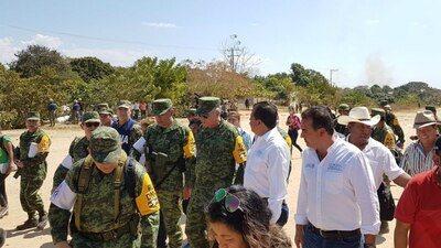 Cienfuegos visitó Jamiltepec, en donde se reunió con los familiares de las víctimas